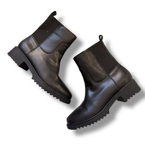Blondo Waterproof Chelsea Ankle Boots – Black Leather (Size 8M)